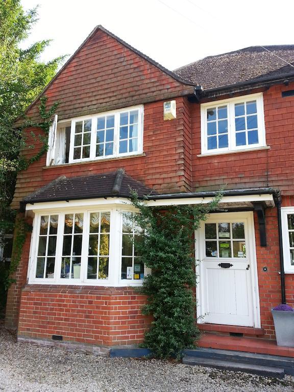 Rosemead Guest House Claygate エクステリア 写真