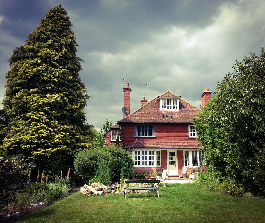 Rosemead Guest House Claygate エクステリア 写真