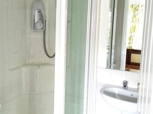 Rosemead Guest House Claygate エクステリア 写真